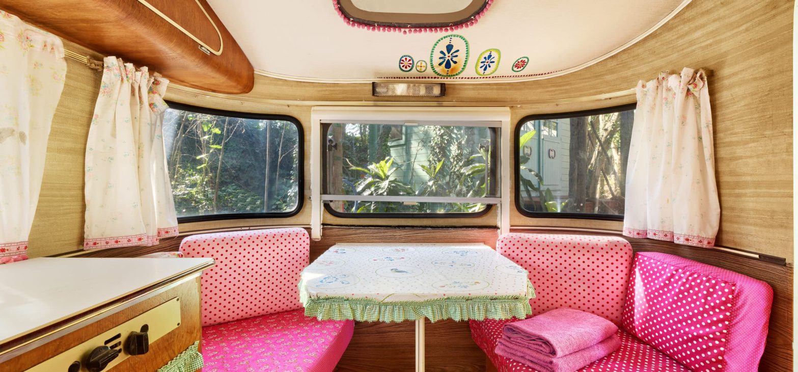 Vintage lichtroze caravan van Rode Weide bij 123 Olé in Spanje