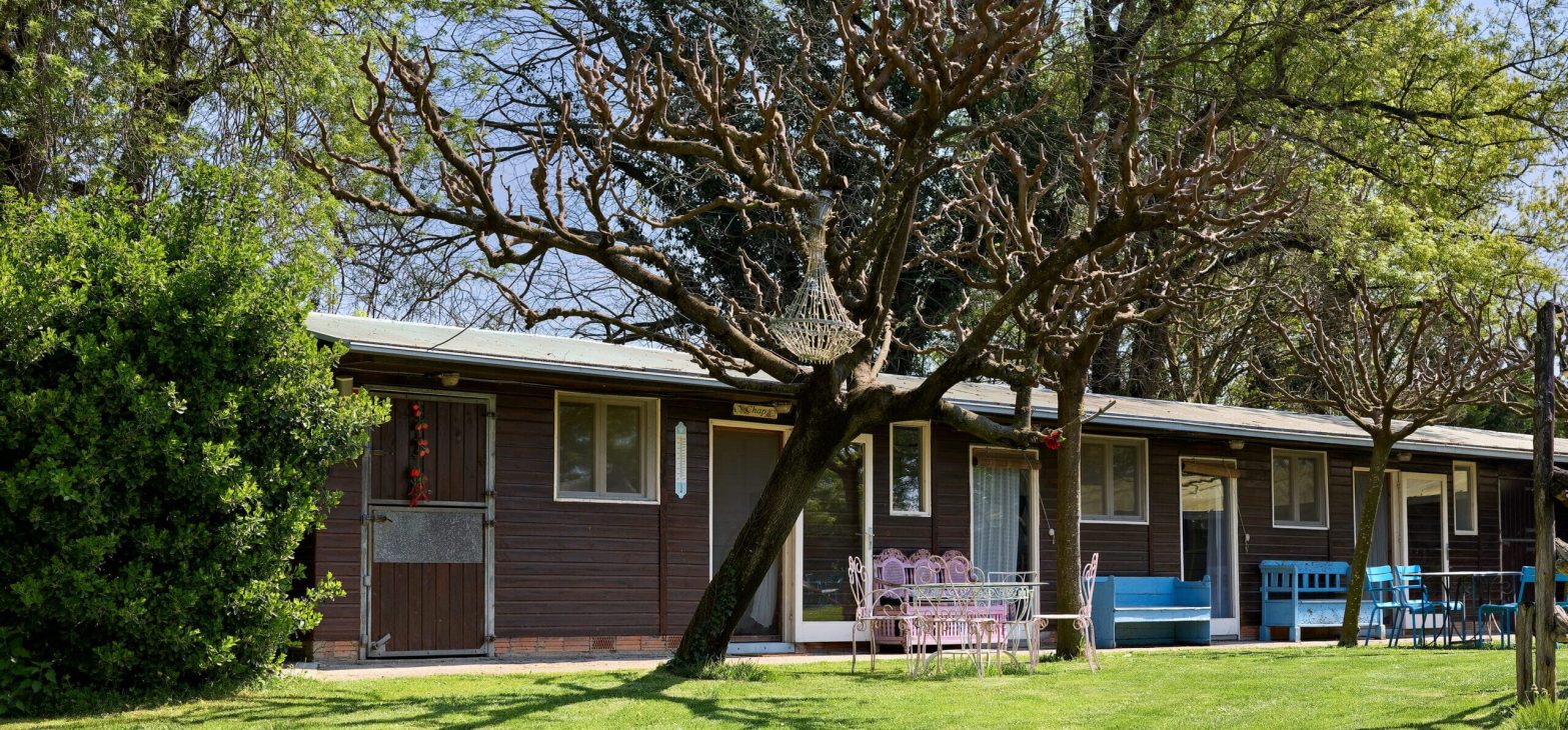 Tuinhuis van 123 Olé midden in de groene tuin in Spanje