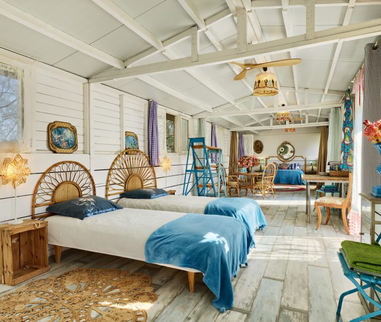 Kleurrijke familiekamer in de tuin van onze Bed & Breakfast bij Girona