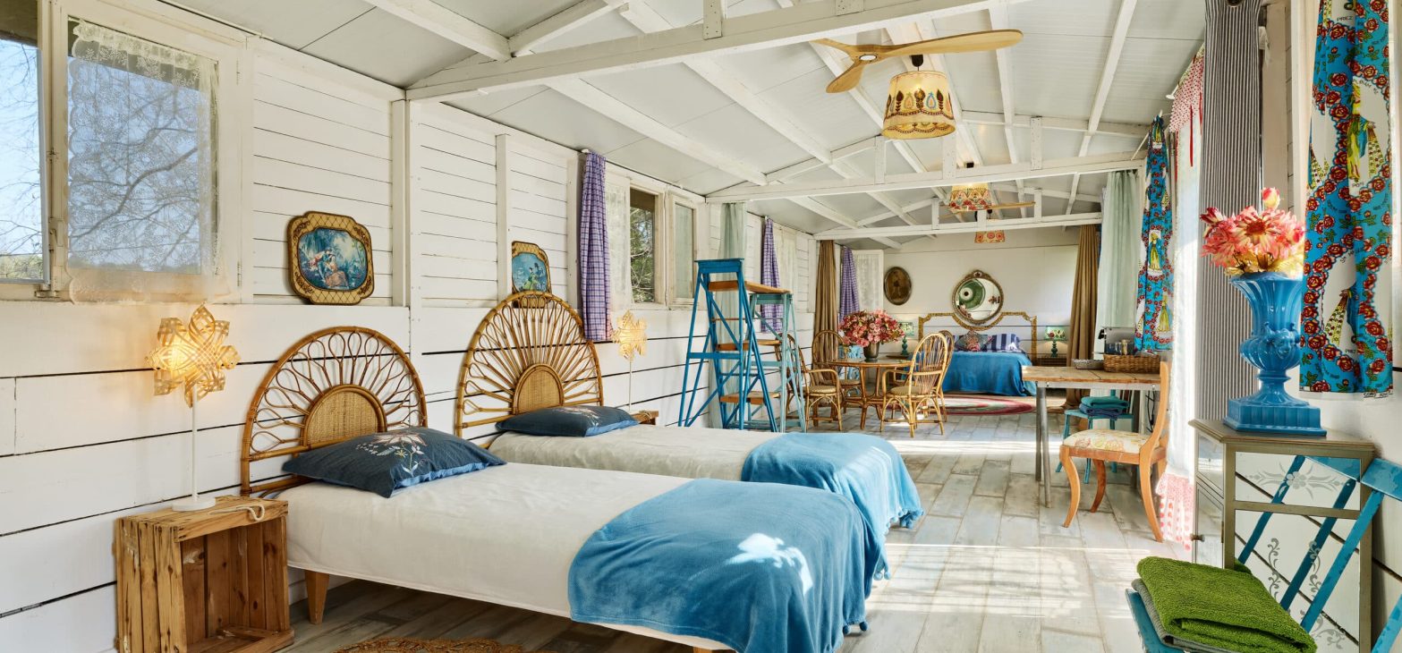 Kleurrijke familiekamer in de tuin van onze Bed & Breakfast bij Girona