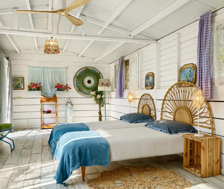 Kleurrijke familiekamer in de tuin van onze Bed & Breakfast bij Girona