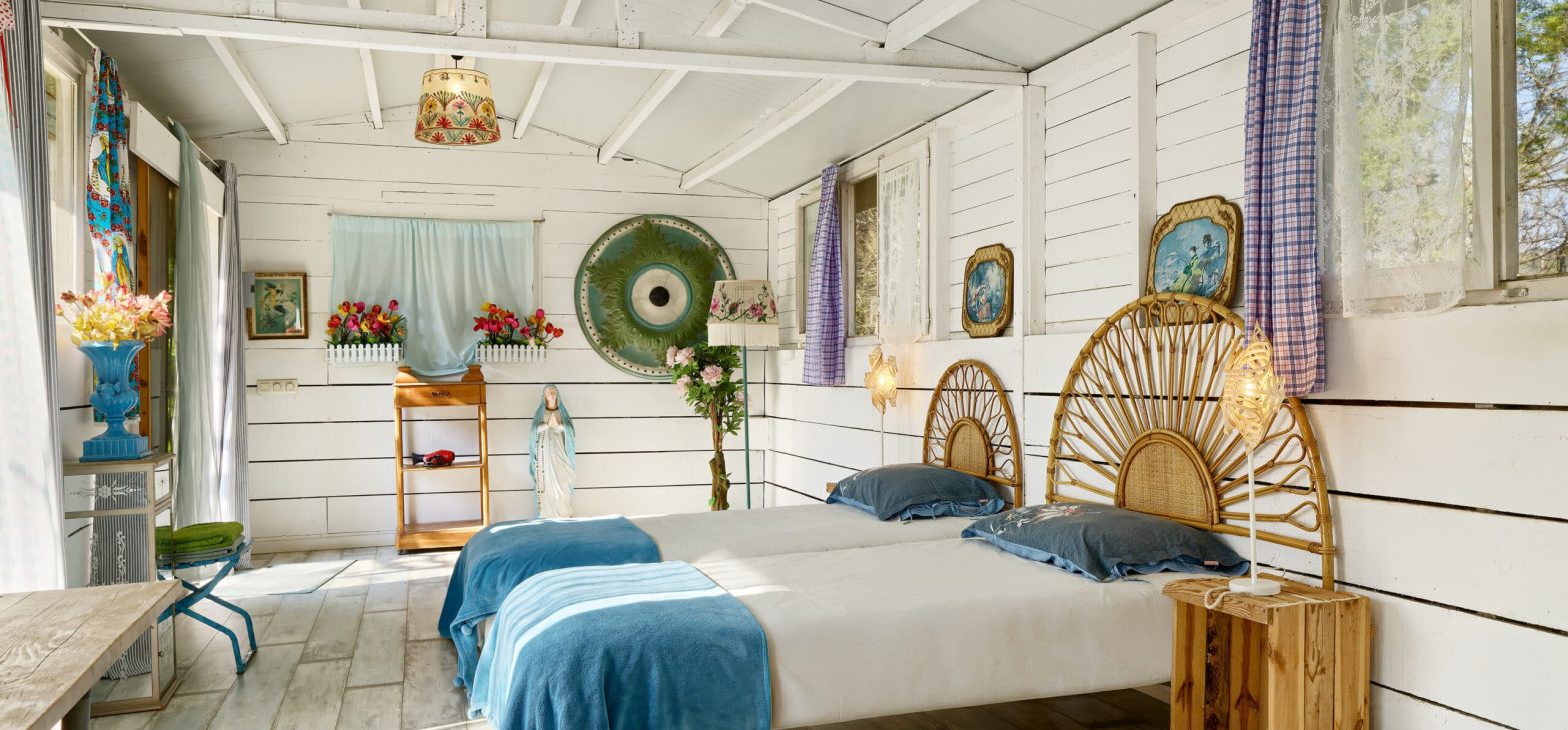 Kleurrijke familiekamer in de tuin van onze Bed & Breakfast bij Girona
