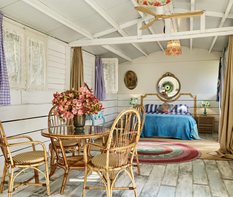 Kleurrijke familiekamer in de tuin van onze Bed & Breakfast bij Girona