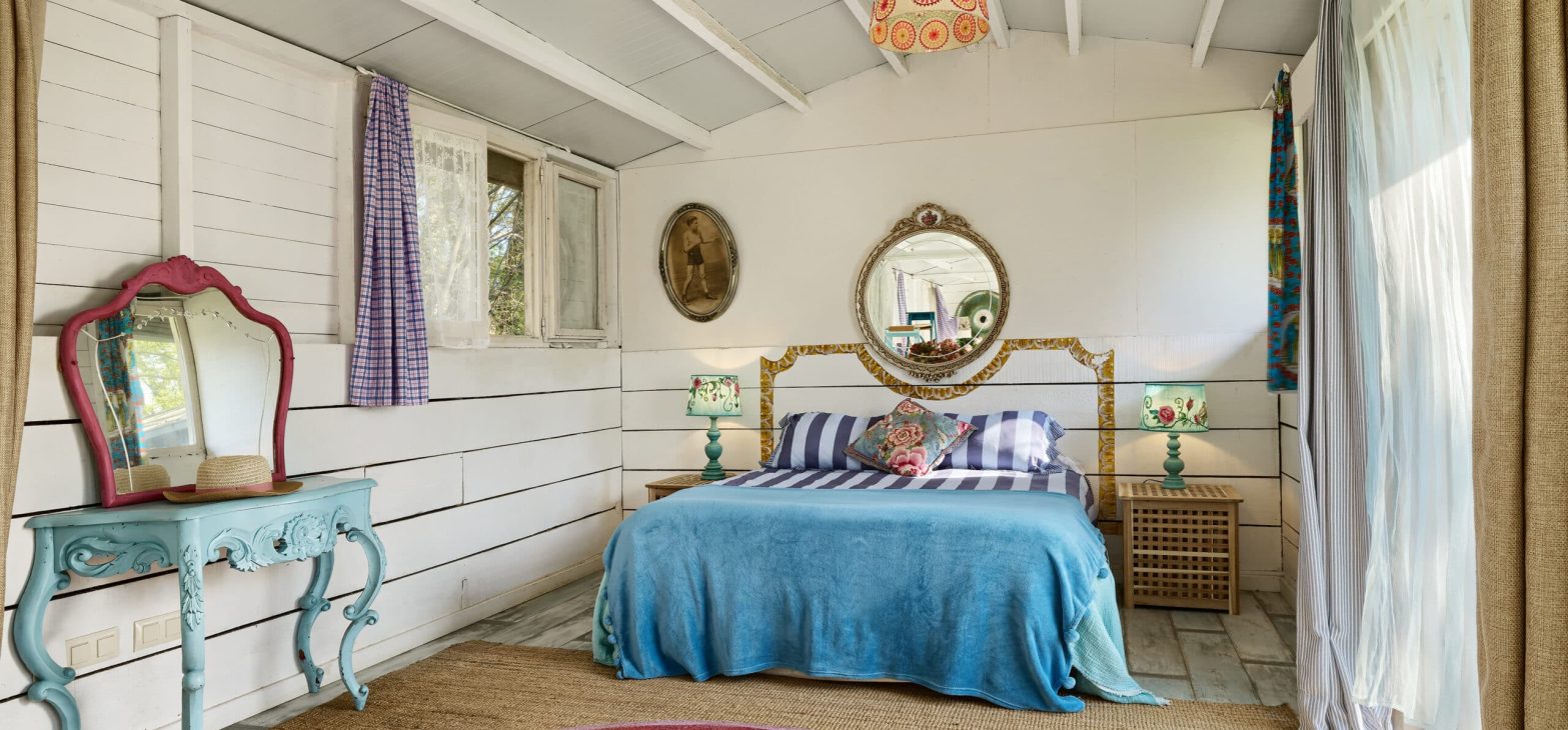 Kleurrijke familiekamer in de tuin van onze Bed & Breakfast bij Girona