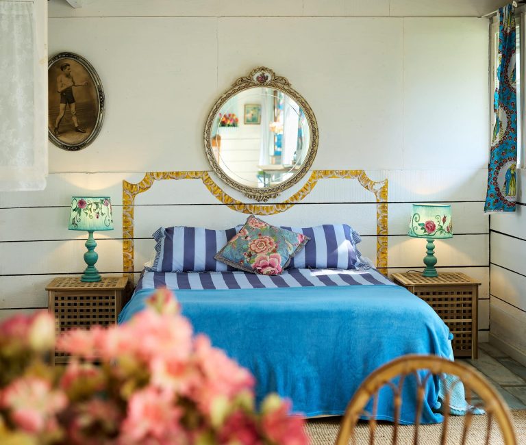 Kleurrijke familiekamer in de tuin van onze Bed & Breakfast bij Girona