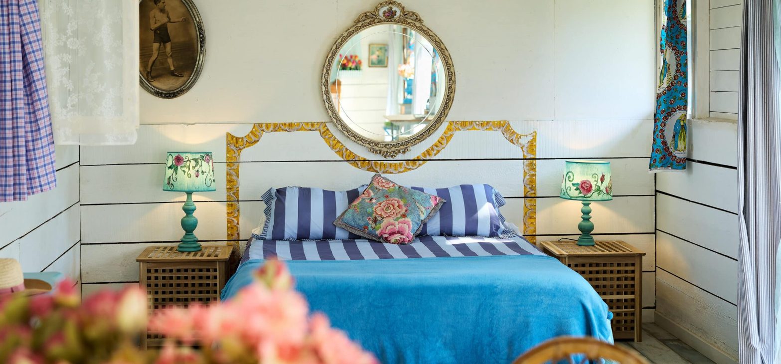 Kleurrijke familiekamer in de tuin van onze Bed & Breakfast bij Girona