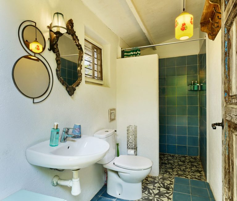 Badkamer Tuinhuis Tuin B&B Can Portell Spanje Costa Brava