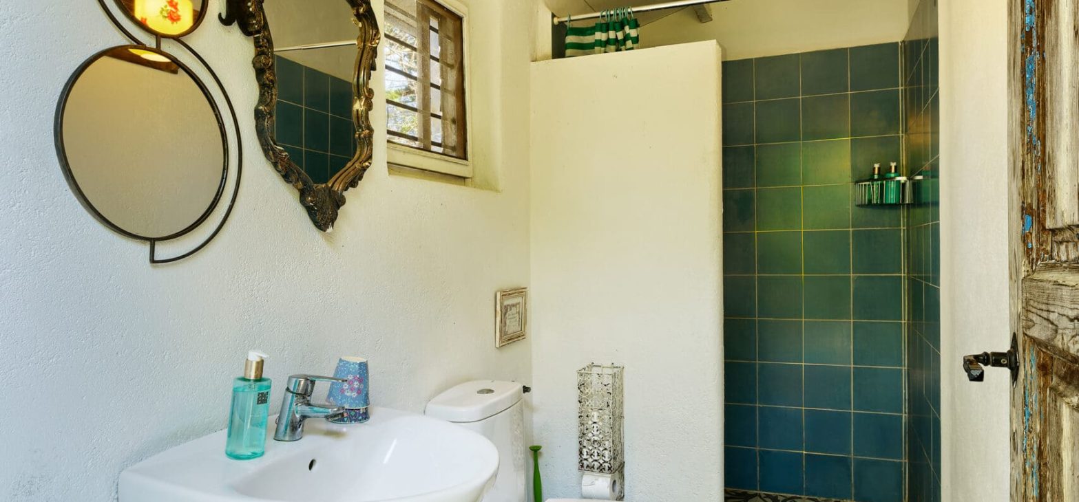 Badkamer Tuinhuis Tuin B&B Can Portell Spanje Costa Brava