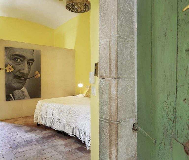 Botergele kamer Dalí in B&B Mas Ferrer in Spanje