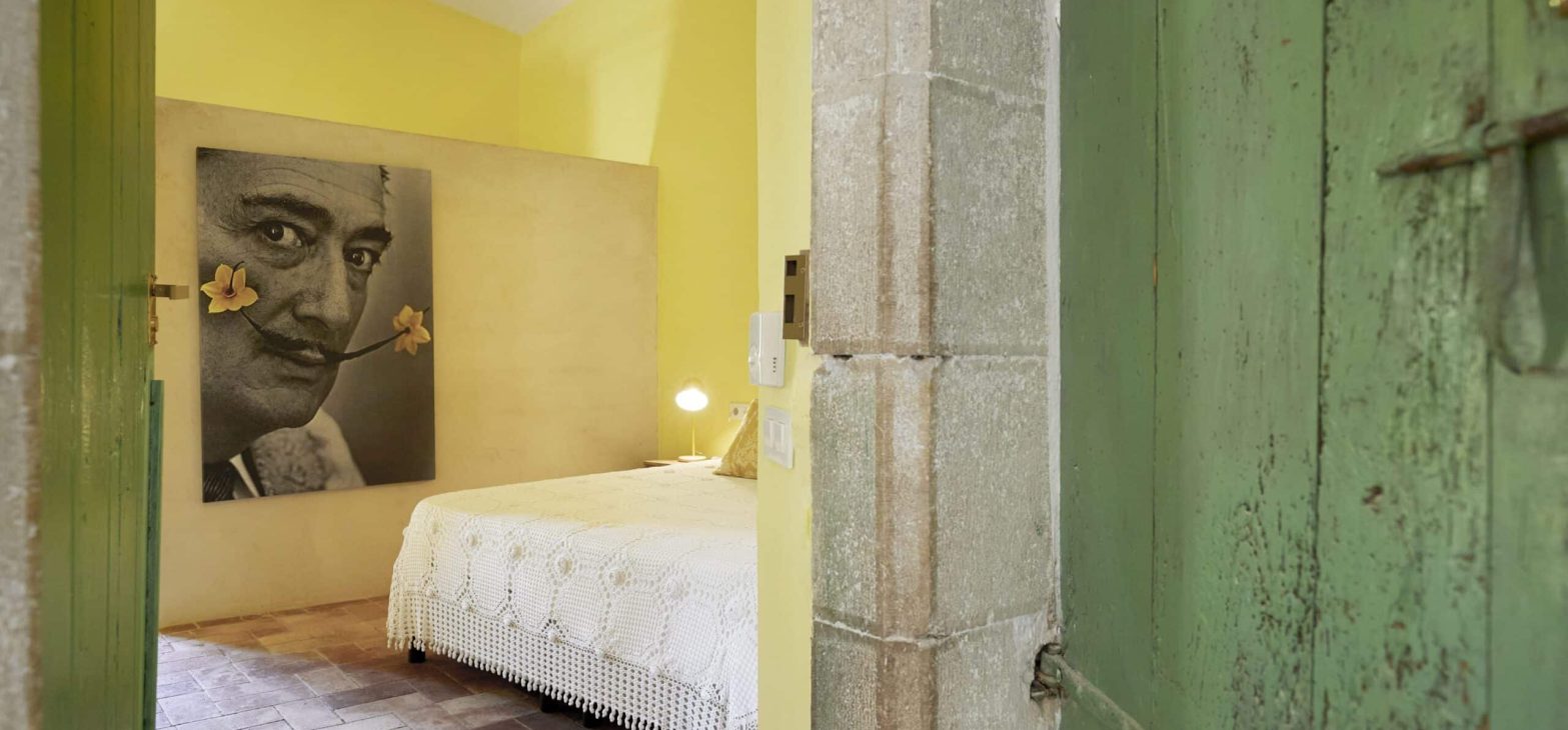 Botergele kamer Dalí in B&B Mas Ferrer in Spanje