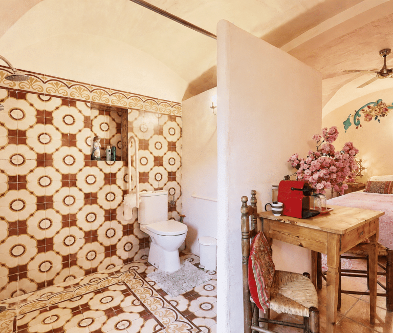 Badkamer Roze Doos B&B Can Portell in Spanje