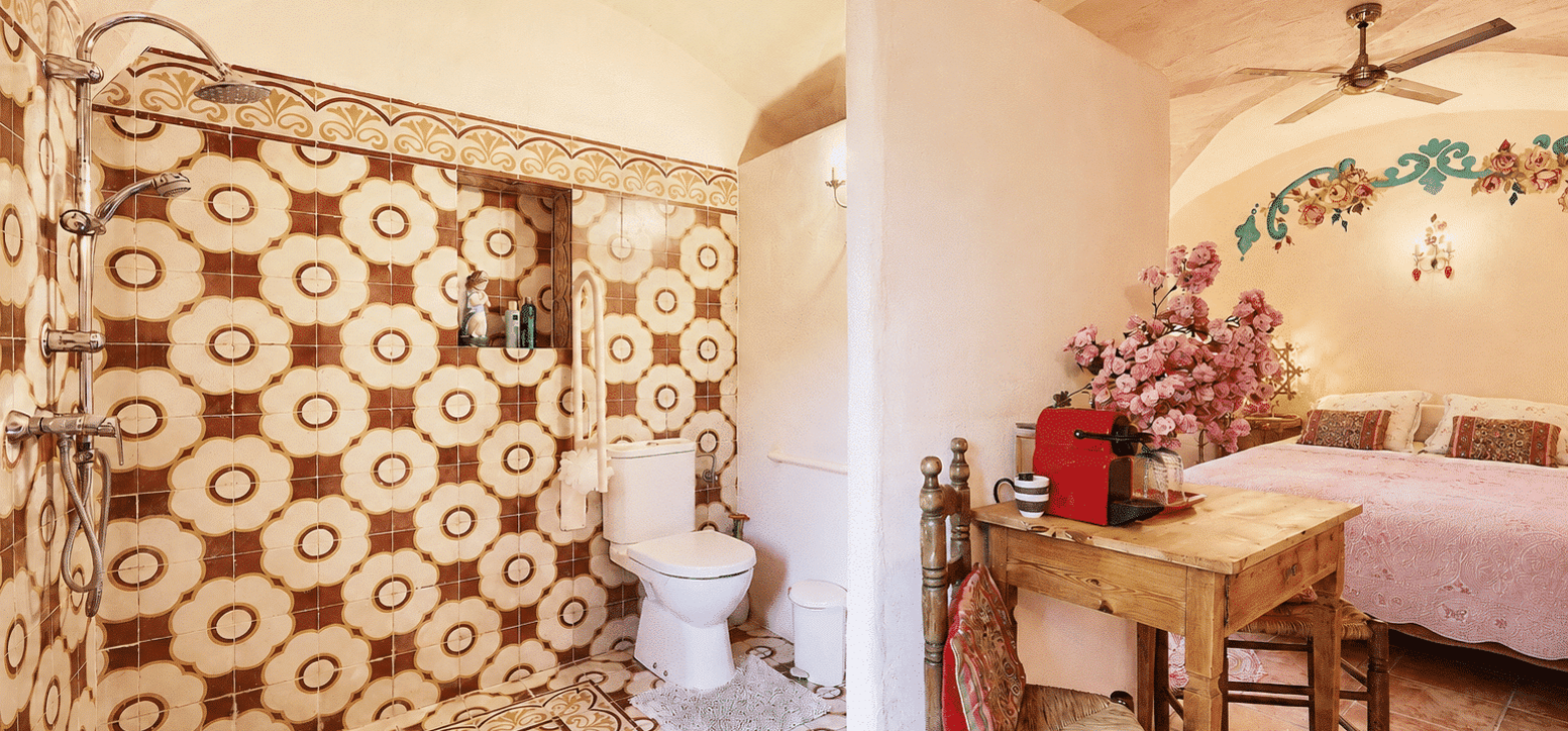 Badkamer Roze Doos B&B Can Portell in Spanje