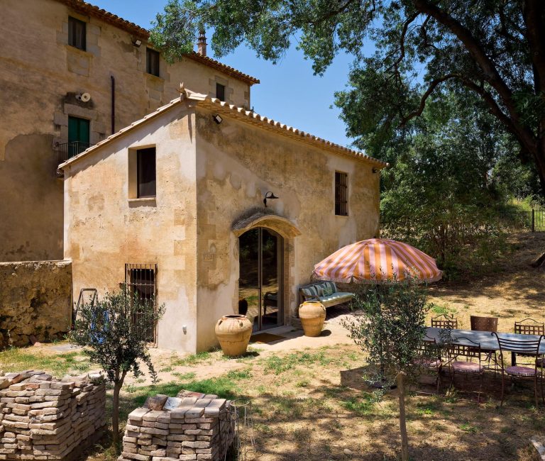 Terras van tiny house in Spanje