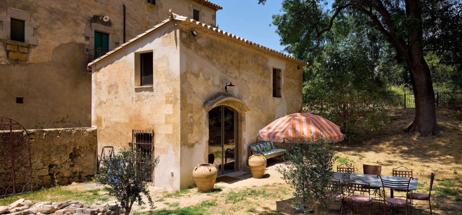 Terras van tiny house in Spanje