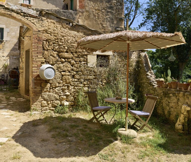Priveterras van tweepersoonskamer in Bed & Breakfast Catalonie