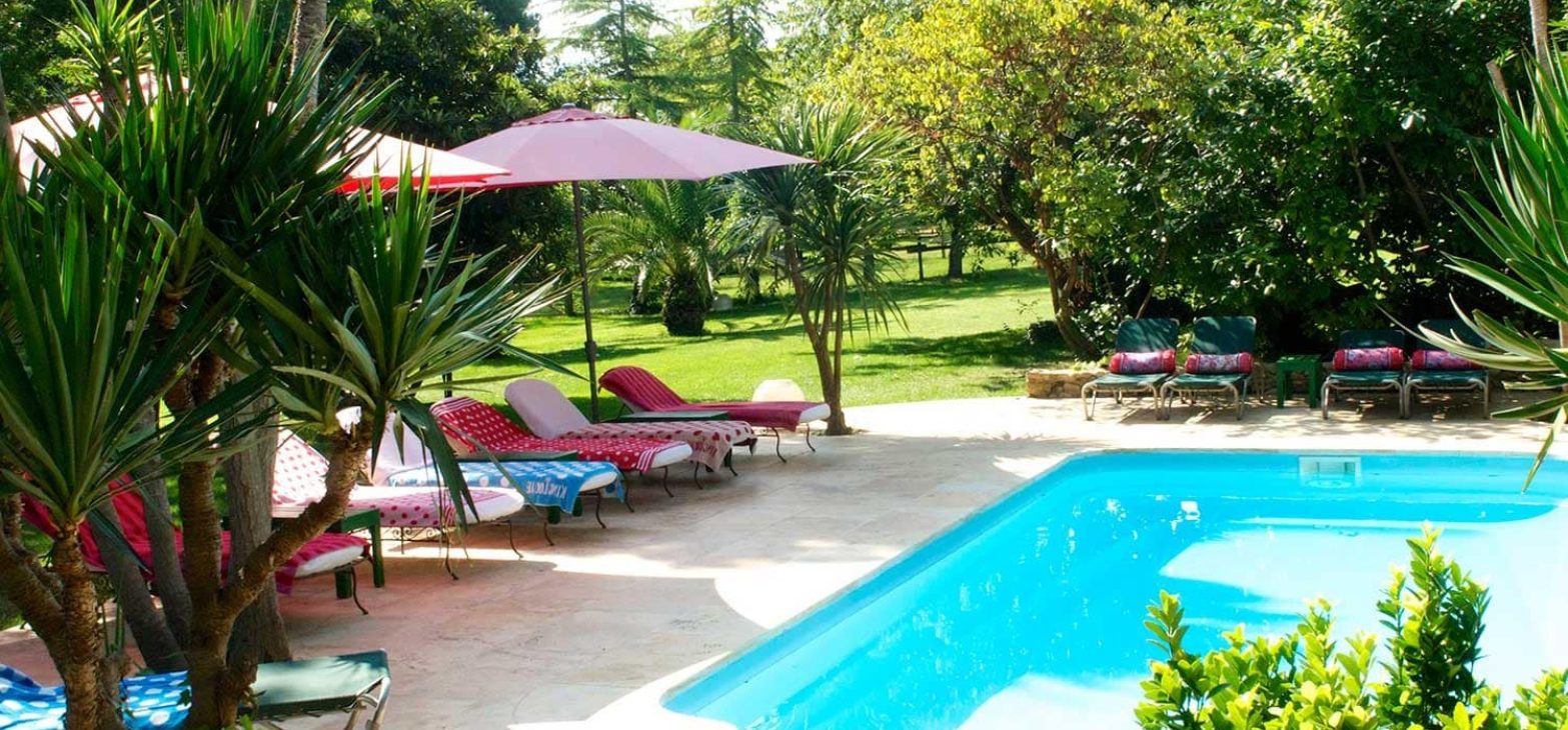 Zoutwaterzwembad van Bed & Breakfast Can Portell bij Girona